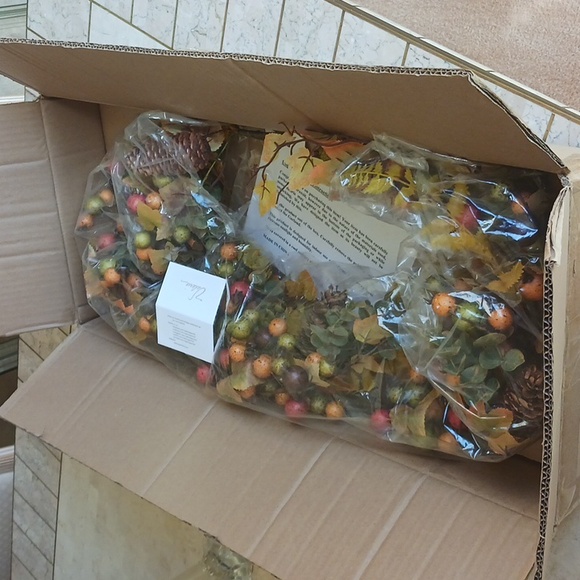 Harvest berrie,leaf, & pinecone Garland ,4 FT., NEW IN BOX,,By Valeri/Qvc - Picture 9 of 11